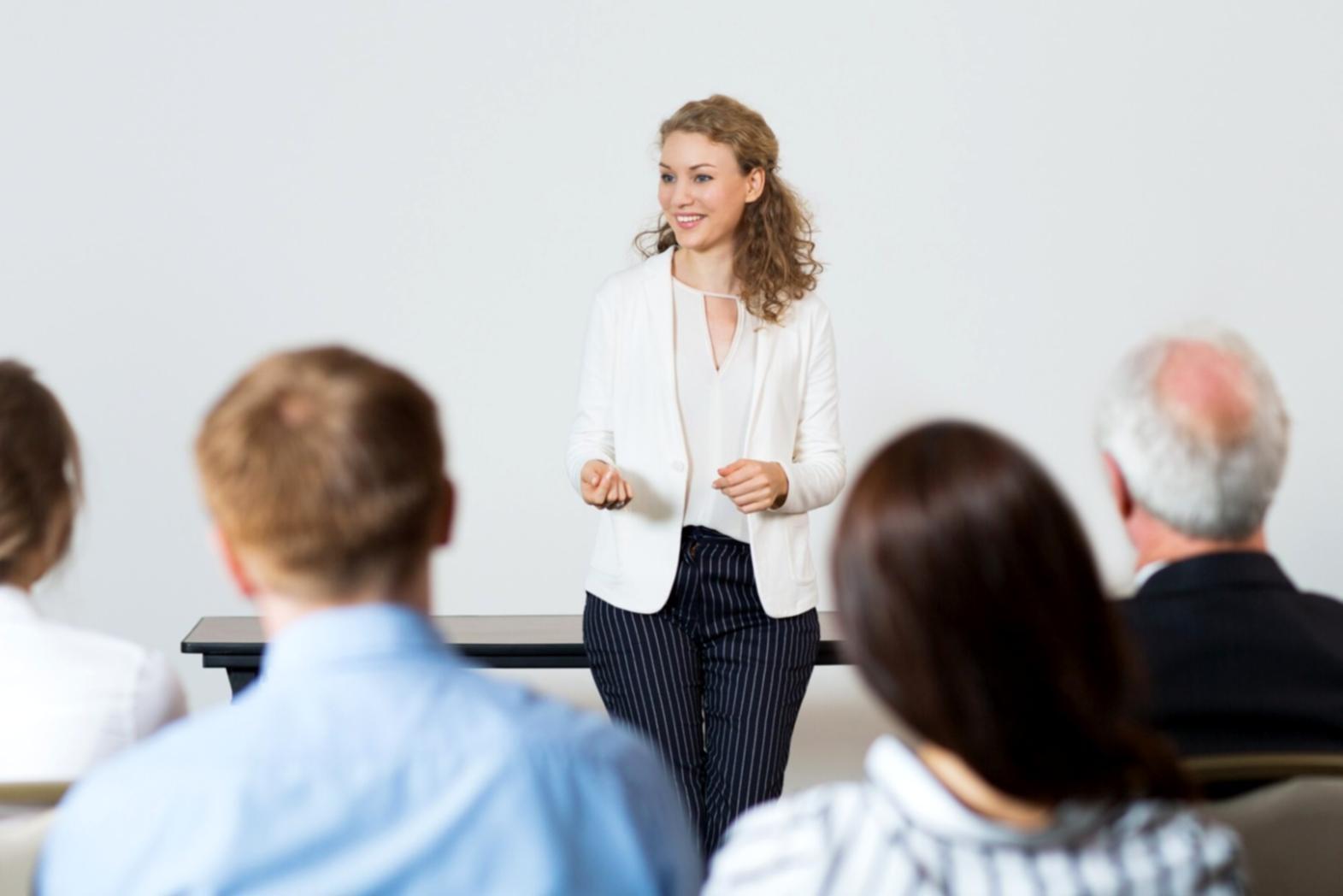 Kreatives Team bei der Zusammenarbeit an Finanzstrategien