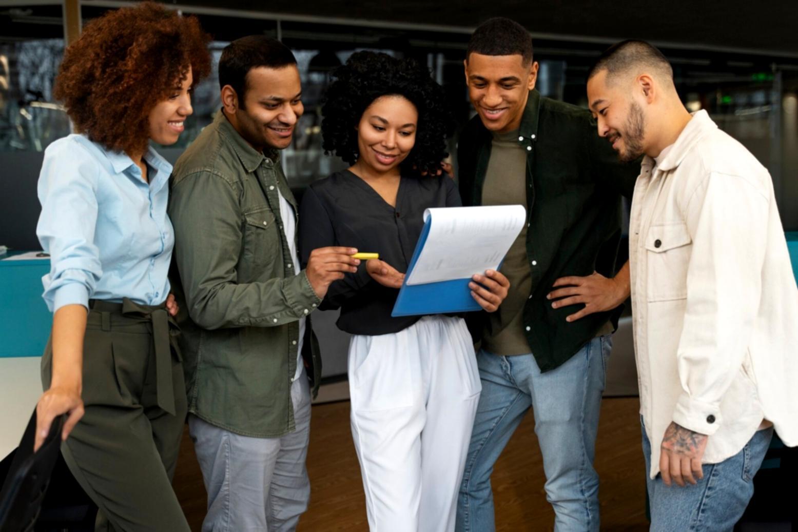 Moderne Arbeitsumgebung mit Finanzunterlagen und digitalen Tools